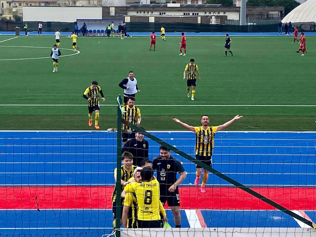 partita calcio aek crotone